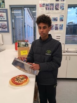 boy w pizza