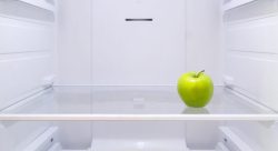 One,Green,Apple,On,A,Shelf,In,An,Empty,Refrigerator